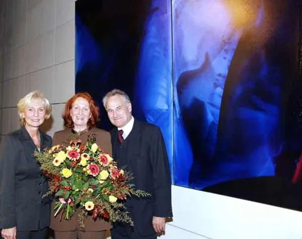 Karin Stoiber und Erwin Huber mit Valeska vor „Lichtblicke I und II“