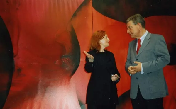 Dr. Thomas Goppel mit Valeska vor „Kosmos I und II“ im Spiegelsaal